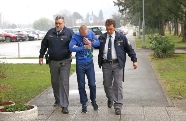 



Šved Alexander B. (v sredini) se bo v sodno dvorano novogoriškega okrožnega sodišča vrnil konec maja.