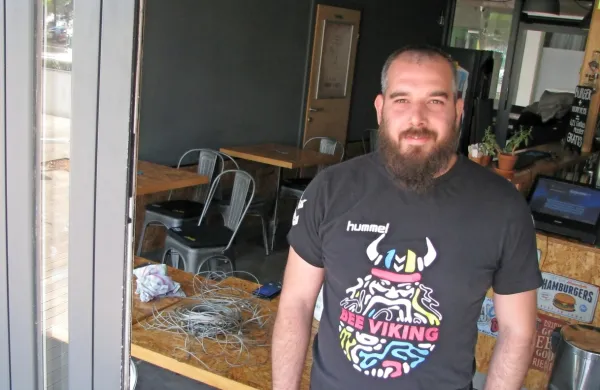 Simon Mihelčič iz lokala  Urban picnic: “Mnogo je še nedorečenih 
reči, tako da je vprašanje, če bomo v ponedeljek res odprli.”