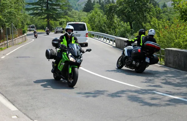Policisti motoristom svetujejo, naj bodo ob začetku sezone 
pozorni tudi na vozišče. 