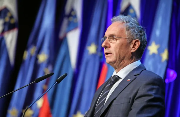 Minister za notranje zadeve Aleš Hojs opozarja, da je zbiranje na 
javnih mestih še vedno prepovedano, pozivanje k protestom pa 
zato nezakonito.