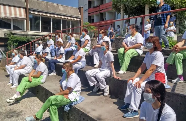 Kriza je med drugim pokazala, kako pomembni so delavci v 
zdravstvu in socialnih storitvah. Na fotografiji zaposleni v novogoriškem Domu upokojencev ob nedavnem mirnem protestu.