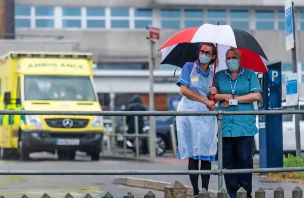 Medicinski sestri iz bolnišnice Southend med minuto molka za 
sodelavce, žrtve covida-19.