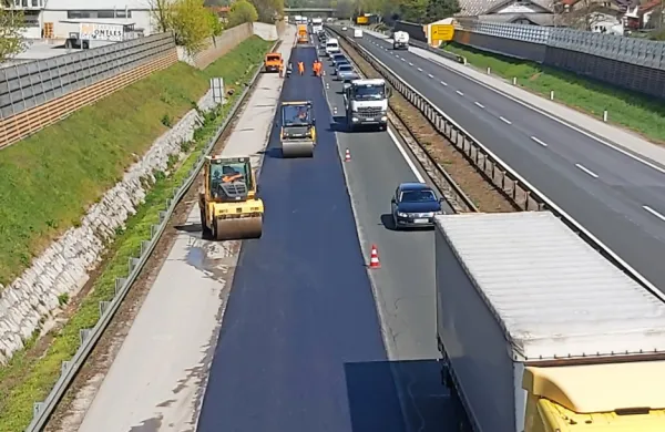 Ob občutno razredčenem prometu Darsovi delavci v teh dneh 
hitijo popravljati poškodovane dele avtoceste.