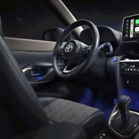 Notranjost je precej sorodna tisti v modelu yaris, ki jeseni pripelje 
v slovenske prodajne salone.