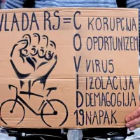V Ljubljani na protivladnem protestu več tisoč kolesarjev