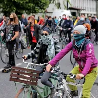 V Ljubljani na protivladnem protestu več tisoč kolesarjev