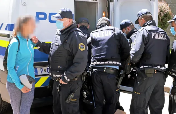 Opoldne je pred poslopjem DZ potekal protivladni protest