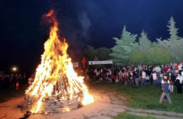 Utrinek z enega od  prvomajskih kresov na Markovcu