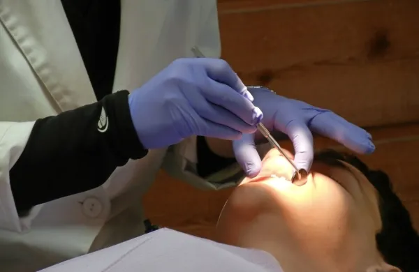  Glede na smernice si bo  osebje v zobozdravstveni ordinaciji 
moralo za vsakega  bolnika nadeti nov komplet osebne zaščitne 
opreme.