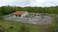 Obstoječa divaška čistilna naprava je preobremenjena in iz nje večkrat močno smrdi.