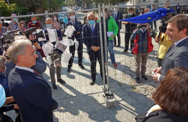 Minister Hojs in Klemen Miklavič sta se na Trgu Evrope med drugim 
srečala z italijansko delegacijo, na čelu z goriškim županom 
Ziberno. 