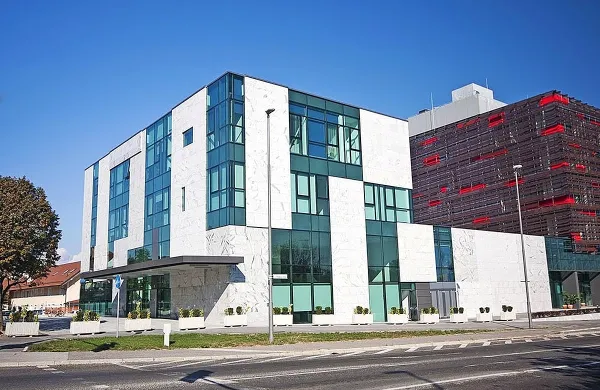 Zdravniška zbornica Slovenije ostro obsoja grožnje zdravniku 
Rihardu Knaflju.