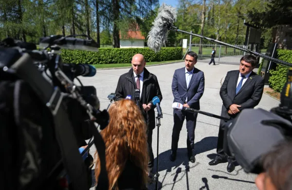 Na Brdu pri Kranju je  zasedal novoustanovljeni strokovni svet za 
turizem. Na njem so med drugim sodelovali državni sekretar na 
gospodarskem ministrstvu Simon Zajc (levo), predsednik 
Združenja hotelirjev Slovenije pri Turistično gostinski zbornici 
Slovenije Gregor Jamnik (v sredini) ter predsednik Turistične 
zveze Slovenije in župan Podčetrtka Peter Misja (desno).