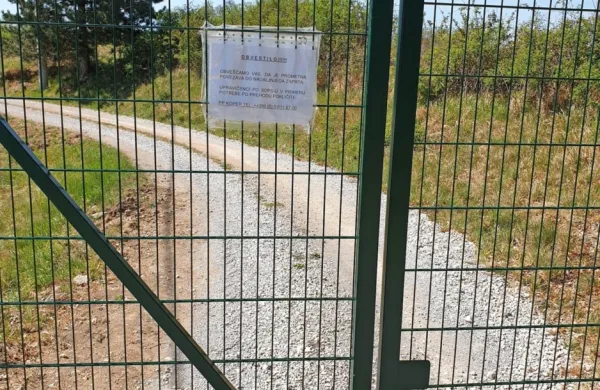 Dosegli so dogovor glede kovinskih vrat