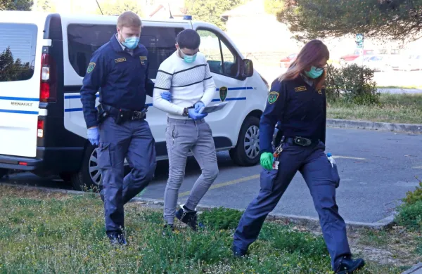 Obtoženi Kol  Lleshaj   (na fotografiji med pravosodno policistko in 
policistom) tako kot soobtoženi Leontino Picaku na sodišču nista 
priznala krivde za poskus ropa.