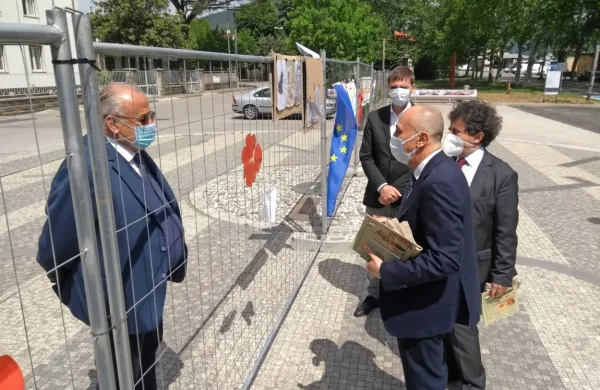 Veleposlanik in konzul sta se z županoma srečala točno na meji. 