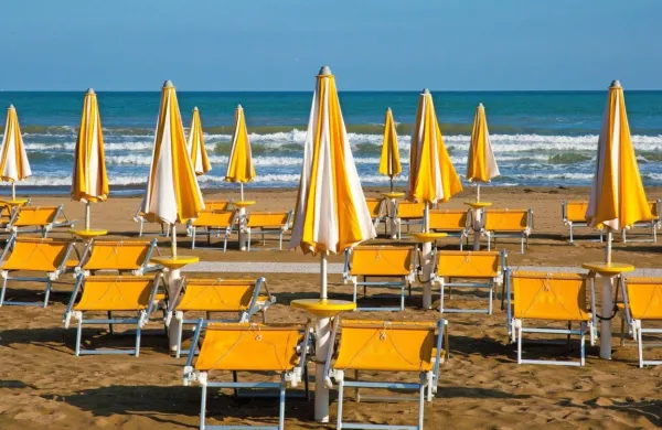 Prizori z italijanskih plaž se bodo spremenili: predvideno je, da naj 
bi bilo med posameznimi ležalniki na plaži deset metrov razdalje. 