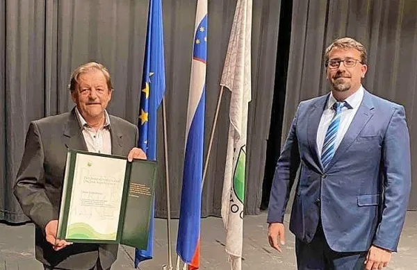       Petomajsko priznanje gre letos Ivanu Vodopivcu (levo). Ob njem je 
ajdovski župan Tadej Beočanin. 