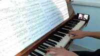 Tudi v Glasbeni šoli Koper so uspešno vzpostavili učenje na 
daljavo - na fotografiji profesorica klavirja Nives Pavlič prek 
spletne aplikacije poučuje učenca 6. razreda klavirja.  