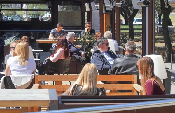 Na NIJZ so posodobili priporočila za gostinsko dejavnost na 
terasah in letnih vrtovih med epidemijo in odpravili prepoved 
sedenja za isto mizo osebam, ki niso člani istega gospodinjstva.