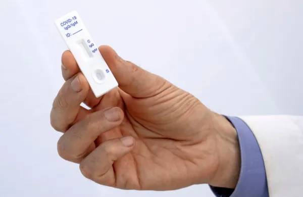  Eden od hitrih testov za protitelesa IGM in IGG; dovolj je kapljica krvi, podobno kot pri merjenju sladkorja v krvi.