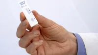  Eden od hitrih testov za protitelesa IGM in IGG; dovolj je kapljica krvi, podobno kot pri merjenju sladkorja v krvi.