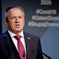 “Država bo turizmu pomagala zato, ker je to panoga, ki jo je 
koronavirus prizadel na najbolj drastičen način,” je dejal minister 
Zdravko Počivalšek.