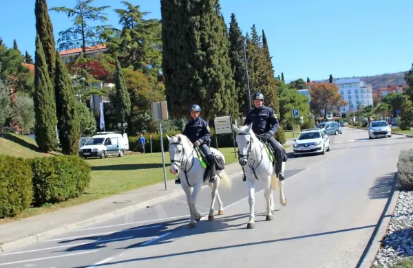 Tudi v Izoli policisti na konjih