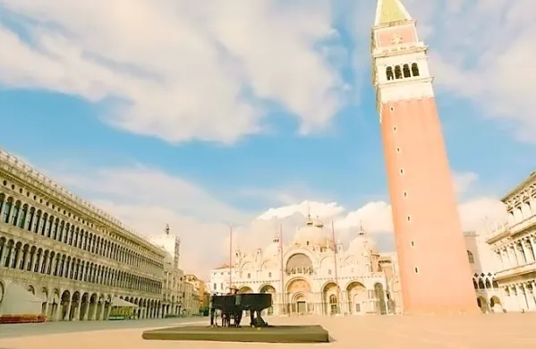Italijanski rock pevec Zucchero v novem glasbenem videu Amore 
Adesso! (Ljubezen zdaj!) sedi za klavirjem na praznem trgu sv.