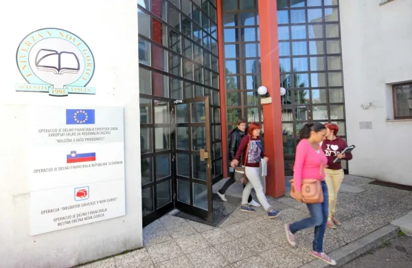 Na Univerzi v Novi Gorici pedagoški proces poteka kot študij na 
daljavo in brez posebnih težav, tako da bodo akademsko leto 
normalno zaključili