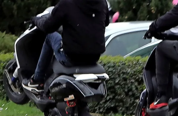 Prometni policisti  ugotavljajo, da številni vozniki mopedov in 
motorjev v koprskem mestnem jedru  in vpadnicah v mesto ne 
upoštevajo predpisov  (fotografija je simbolična).