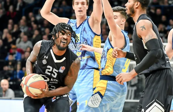  Rashawn Thomas (levo) je edini med  ameriškimi košarkarji 
Partizana, ki je ostal v Beogradu.