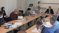 Pivški svetniki so se v sredo prvič po začetku  epidemije sestali tudi 
v živo, a z maskami in na varnostni razdalji.  