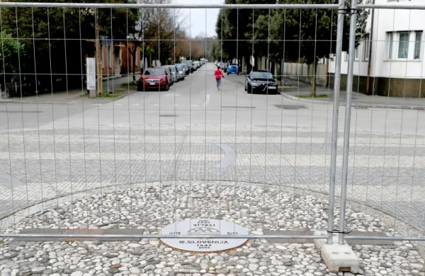 Ograja na Trgu Evrope ni ustavila čezmejnega trgovanja.