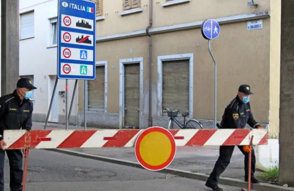 Tako so novogoriški policisti odstranili cestno zaporo. 