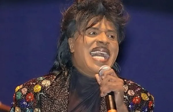 V starosti 87 let je umrl ameriški glasbeni ustvarjalec Little 
Richard, ki po navedbah revije Rolling Stone velja za enega od 
ustanovnih očetov rock 'n' rolla. 