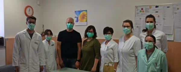 Ksenija in Martin Mahorčič    (v temnem) sta v okviru akcije Chef care 
skuhala dobrodelne obroke tudi  za sežanske lekarnarje (na 
fotografiji).

   