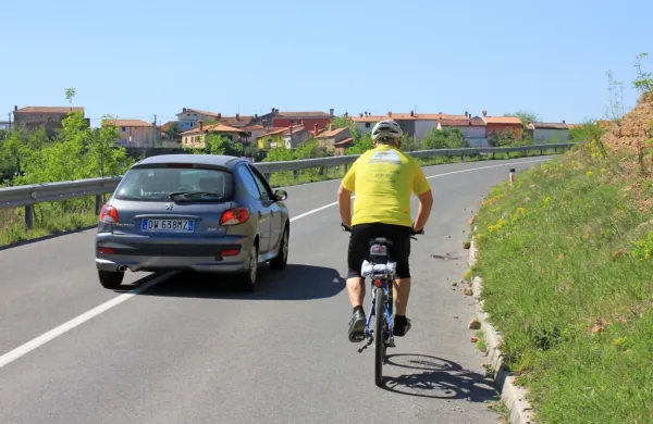 Policisti bodo do konca maja &scaron;e posebej pozorni na varnost kolesarjev