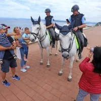 Med &scaron;tevilnimi sprehajalci tudi policista konjenika z lipicancema
