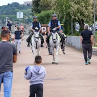 Med &scaron;tevilnimi sprehajalci tudi policista konjenika z lipicancema