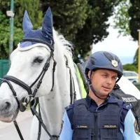 Med &scaron;tevilnimi sprehajalci tudi policista konjenika z lipicancema