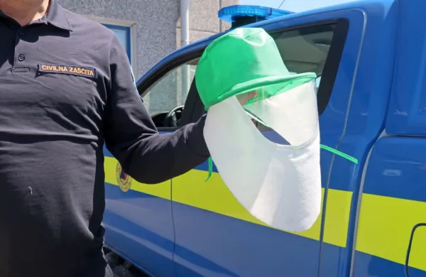 Domači podjetniki so stopili skupaj in izdelali masko po vzoru 
čebelarske maske, ki bo v prihodnjih dneh že na voljo v obeh 
zdravstvenih domovih.