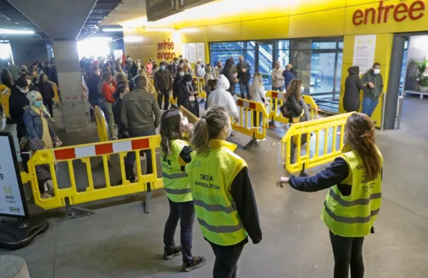 Veliko ljudi se je  zbralo tudi  na parkirišču pred trgovino s 
pohištvom Ikea v bližini Liegea.