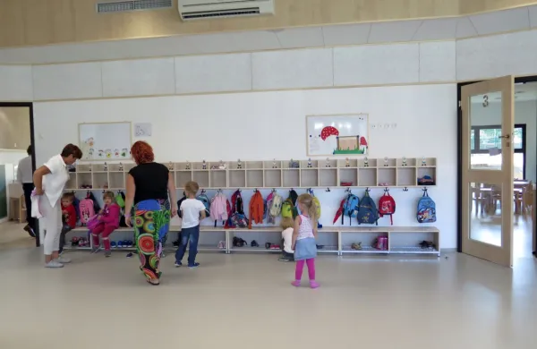  Na ministrstvu za izobraževanje prosijo starše, naj v začetni fazi v 
vrtce pripeljejo samo tiste otroke, za katere ne morejo zagotoviti 
varstva doma.
