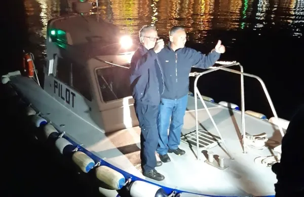  Pilot Maurizio Rasman in vodja pilotine Arijan Rapuš na pilotini 
podjetja Kopp včeraj opolnoči; pred meseci sta po 16 in 18 letih 
dela dobila izredno odpoved pri Pilotih Koper. 

