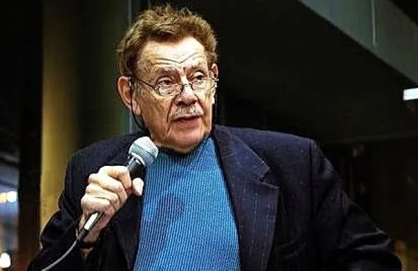 V 93. letu je umrl ameriški komediant Jerry Stiller, ki je najbolj 
znan po vlogi v priljubljeni seriji Seinfeld.