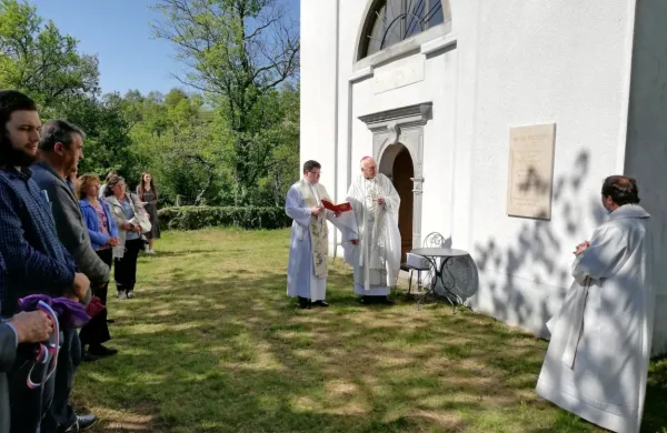 Spominsko ploščo Matiji Kastelcu je  blagoslovil koprski škof msgr. 
Jurij Bizjak, načrtovano prireditev pa so  zaradi covida-19 odpovedali.   