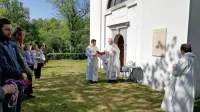 Spominsko ploščo Matiji Kastelcu je  blagoslovil koprski škof msgr. 
Jurij Bizjak, načrtovano prireditev pa so  zaradi covida-19 odpovedali.   