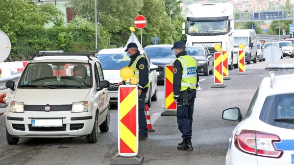 Prehajanje državnih mej je uradno zrahljano, za marsikatero 
kategorijo prebivalcev pa je najmanj tako težavno kot pred 
omilitvijo ukrepov.