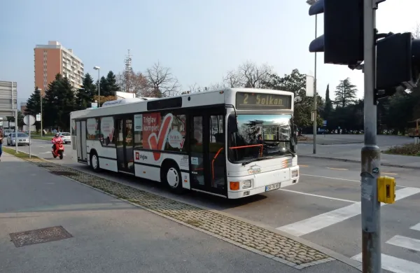 Avtobusi spet vozijo, parkiranje &scaron;e brezplačno